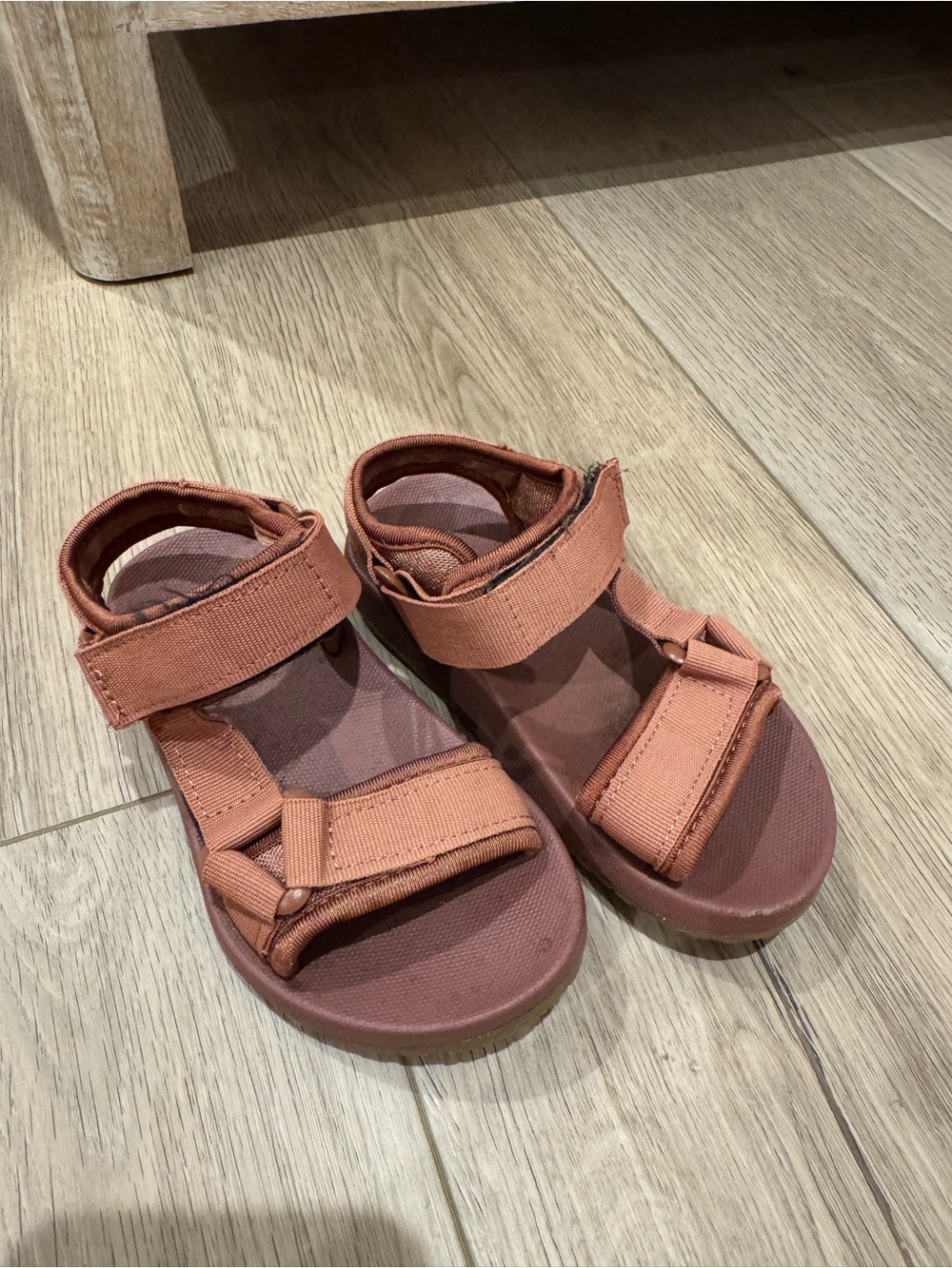Kids Adjustable Hook-and-Loop Sandals